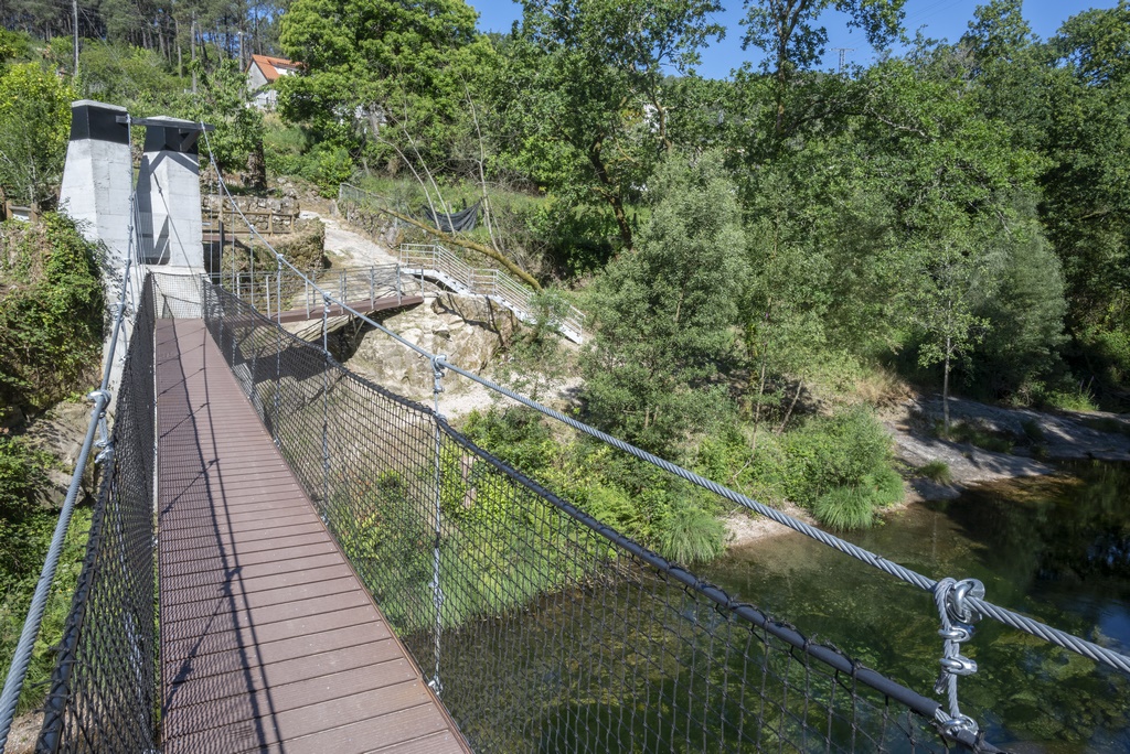 puente colgante sobre el río tamuxe