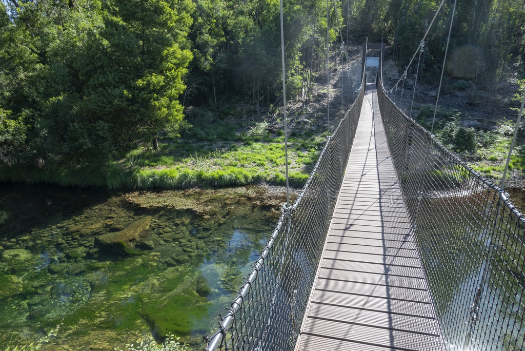 puente colgante sobre el río tamuxe