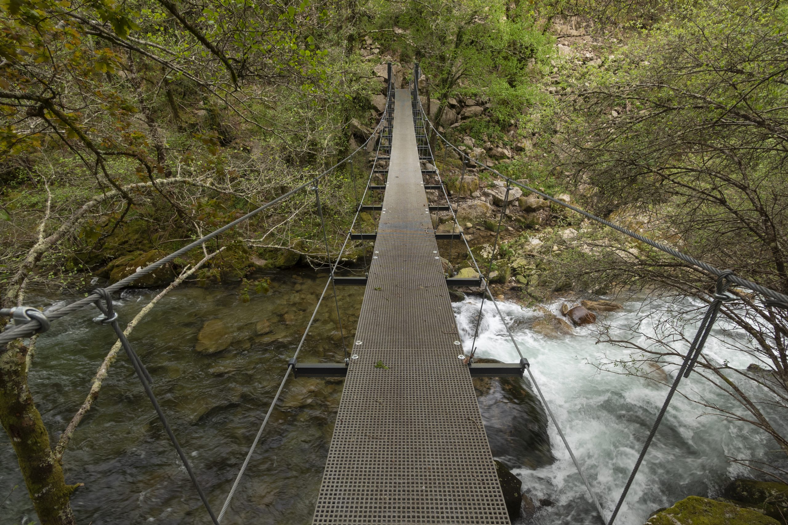 puente colgante rio mouro